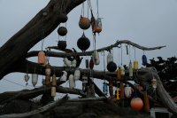  Des épaves de bouées de pêche en guise d'ex-votos