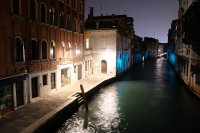  Un canal avec des feux de circulation à Dorsoduro
